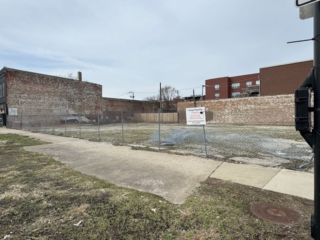 131 E 43rd Street, Chicago, IL 60653