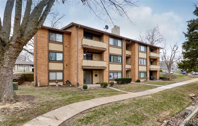 7 Fairways Circle E, St Charles, MO 63303