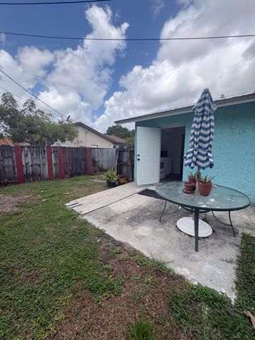 3910 Holden Lane, Lake Worth, FL 33461