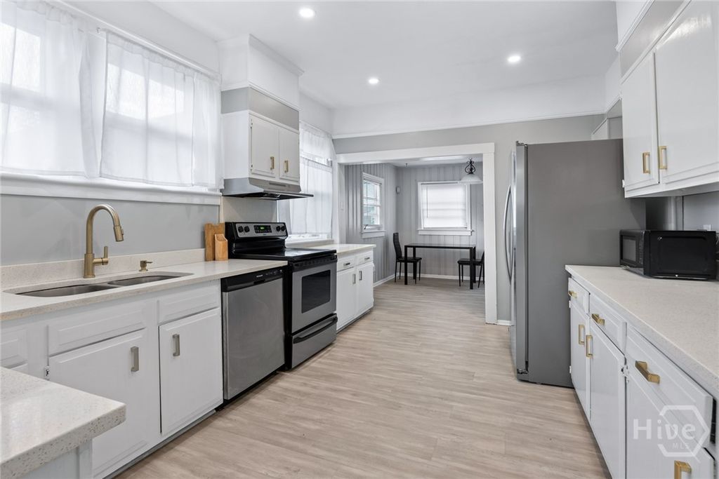 Image 6 of property listing at 424 E 50th Street, Savannah, GA 31405