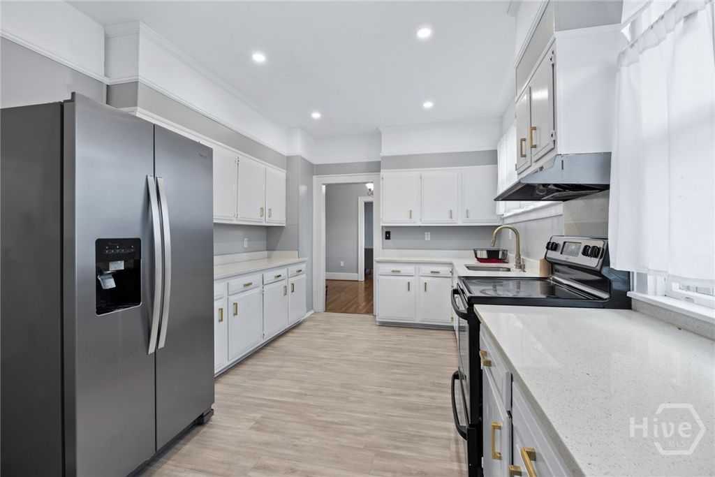 Image 7 of property listing at 424 E 50th Street, Savannah, GA 31405