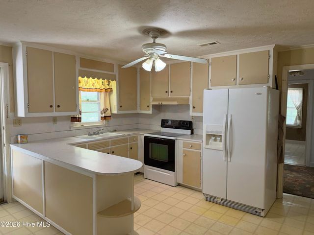2301 S Nc 903 Highway, Magnolia, NC 28453