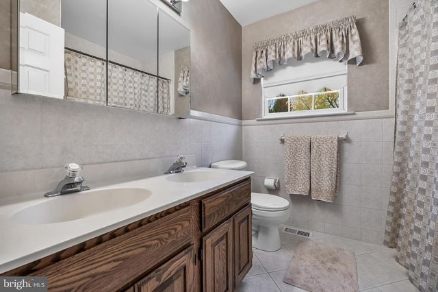 7 ABBOTSFORD DR, Marlton, NJ 08053