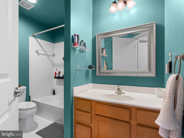 43985 EASTGATE VIEW DR, Chantilly, VA 20152