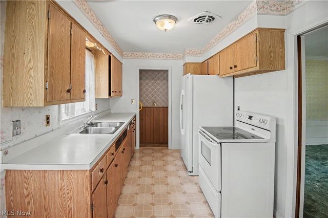631 Adelaide Avenue NE, Warren, OH 44483