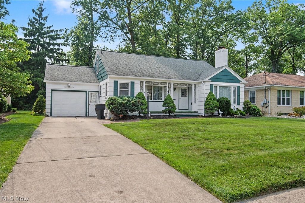 631 Adelaide Avenue NE, Warren, OH 44483