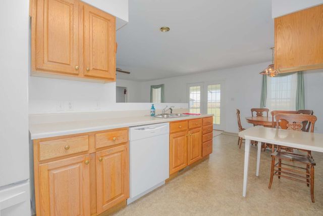 111 Hawthorn Estates Road, Salem, IL 62881