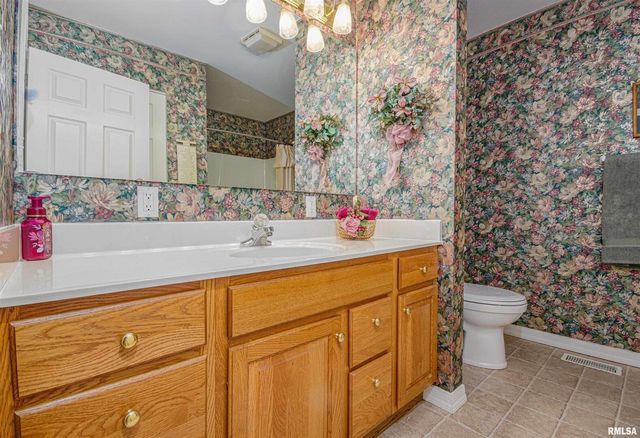 111 Hawthorn Estates Road, Salem, IL 62881