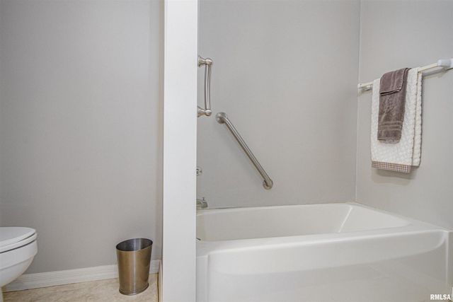 111 Hawthorn Estates Road, Salem, IL 62881