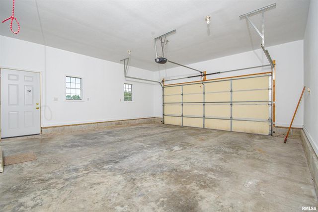 111 Hawthorn Estates Road, Salem, IL 62881