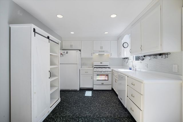 193 Farmersville Rd, Sandwich, MA 02563