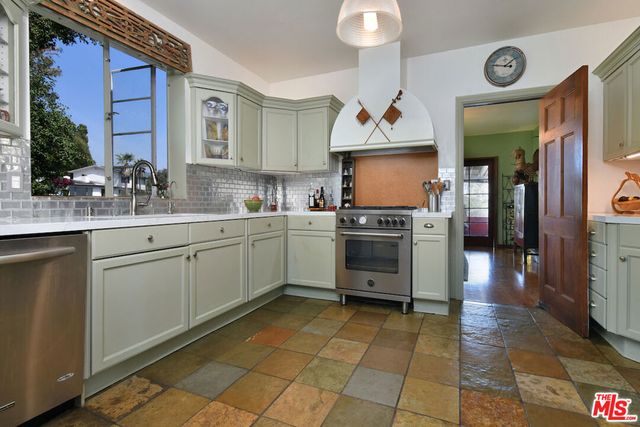 2882 Belden Drive, Los Angeles, CA 90068