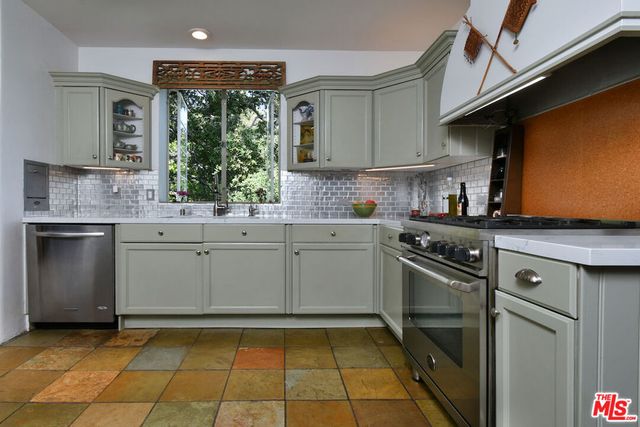 2882 Belden Drive, Los Angeles, CA 90068