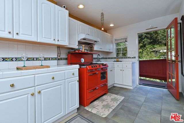 2882 Belden Drive, Los Angeles, CA 90068