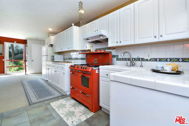 2882 Belden Drive, Los Angeles, CA 90068