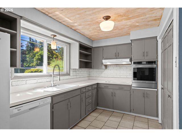 1785 STARLIGHT Dr, Salem, OR 97304
