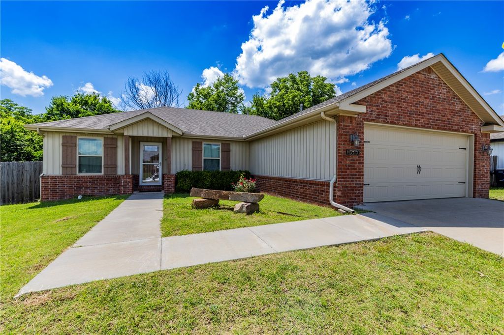 1640 Seattle Slew Street, Prairie Grove, AR 72753