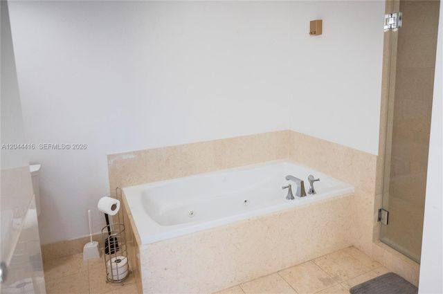 19900 E Country Club Dr 318, Aventura, FL 33180