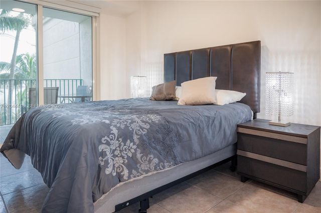 19900 E Country Club Dr 318, Aventura, FL 33180
