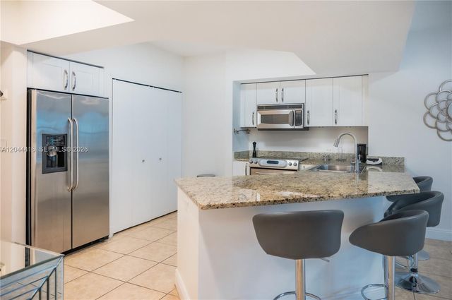 19900 E Country Club Dr 318, Aventura, FL 33180