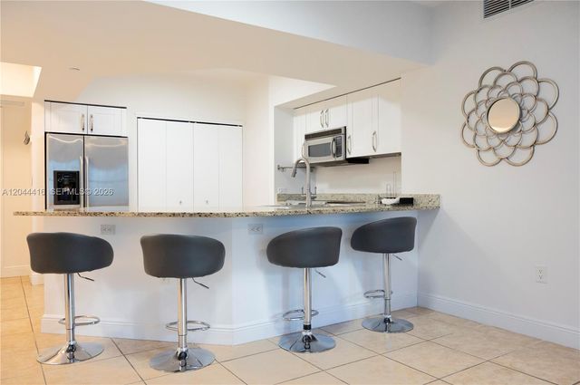 19900 E Country Club Dr 318, Aventura, FL 33180