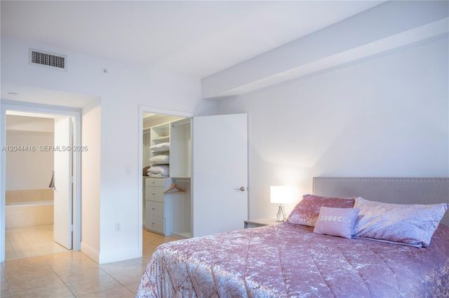 19900 E Country Club Dr 318, Aventura, FL 33180