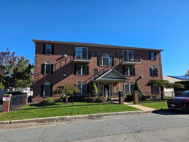 968 Geraldine St 1A, New Bedford, MA 02740