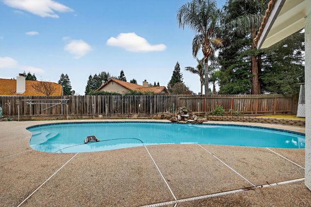 724 Robin Dr, Merced, CA 95340