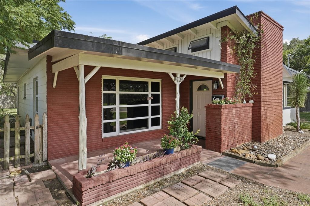 1031 N Live Oak, Rockport, TX 78382 — exterior
