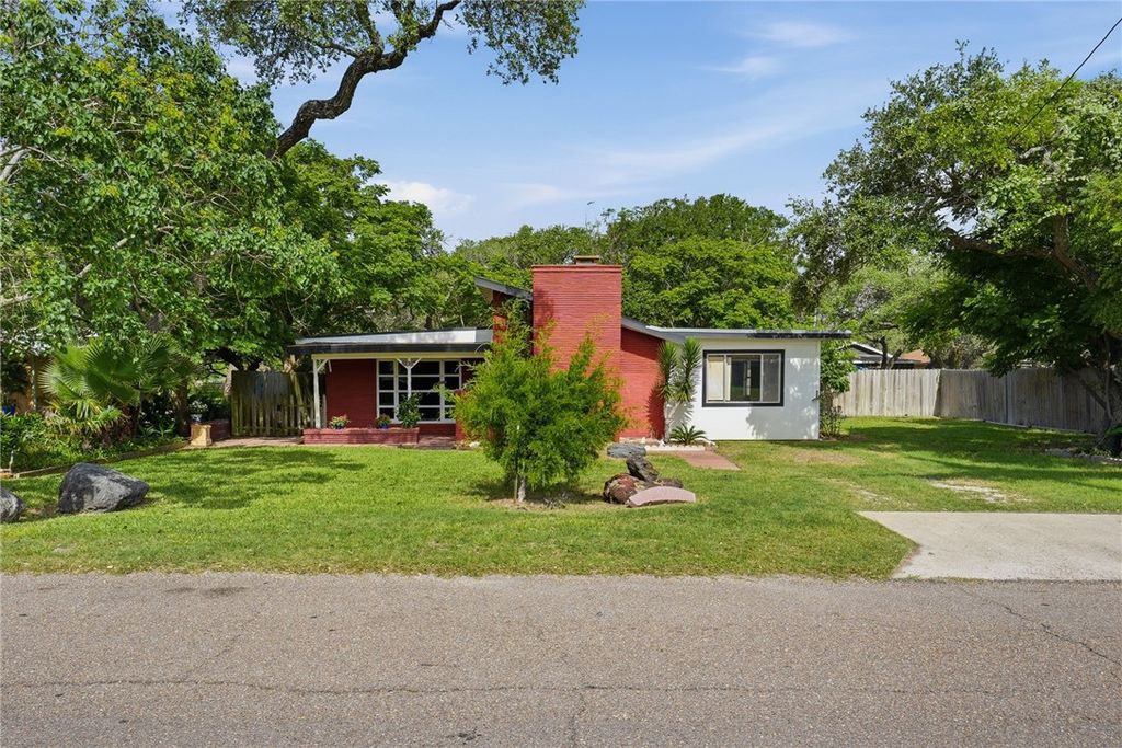 1031 N Live Oak, Rockport, TX 78382 — photo 2