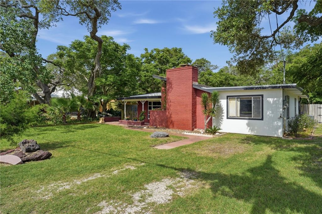 1031 N Live Oak, Rockport, TX 78382 — photo 3