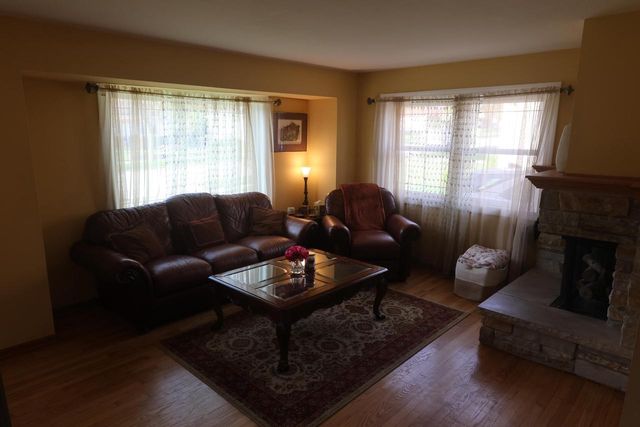 1627 Birch DRIVE, Waukesha, WI 53188