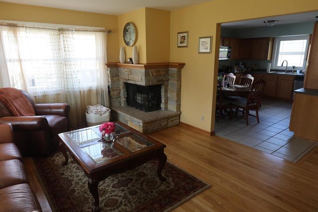 1627 Birch DRIVE, Waukesha, WI 53188