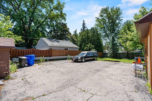 1427 W COLLEGE AVENUE, Appleton, WI 54914
