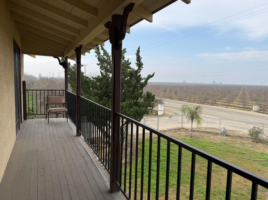 Image 18 of property listing at 10608 S Zediker, Parlier, CA 93648