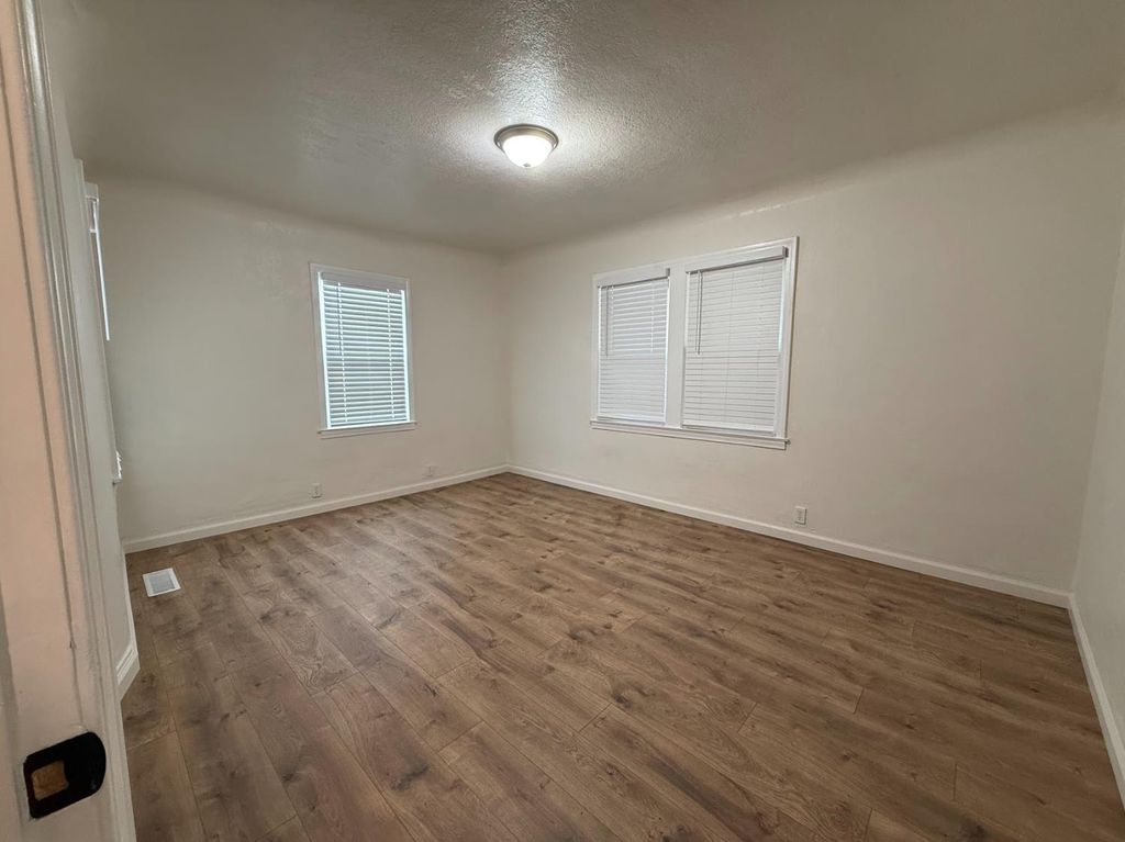 Image 20 of property listing at 10608 S Zediker, Parlier, CA 93648