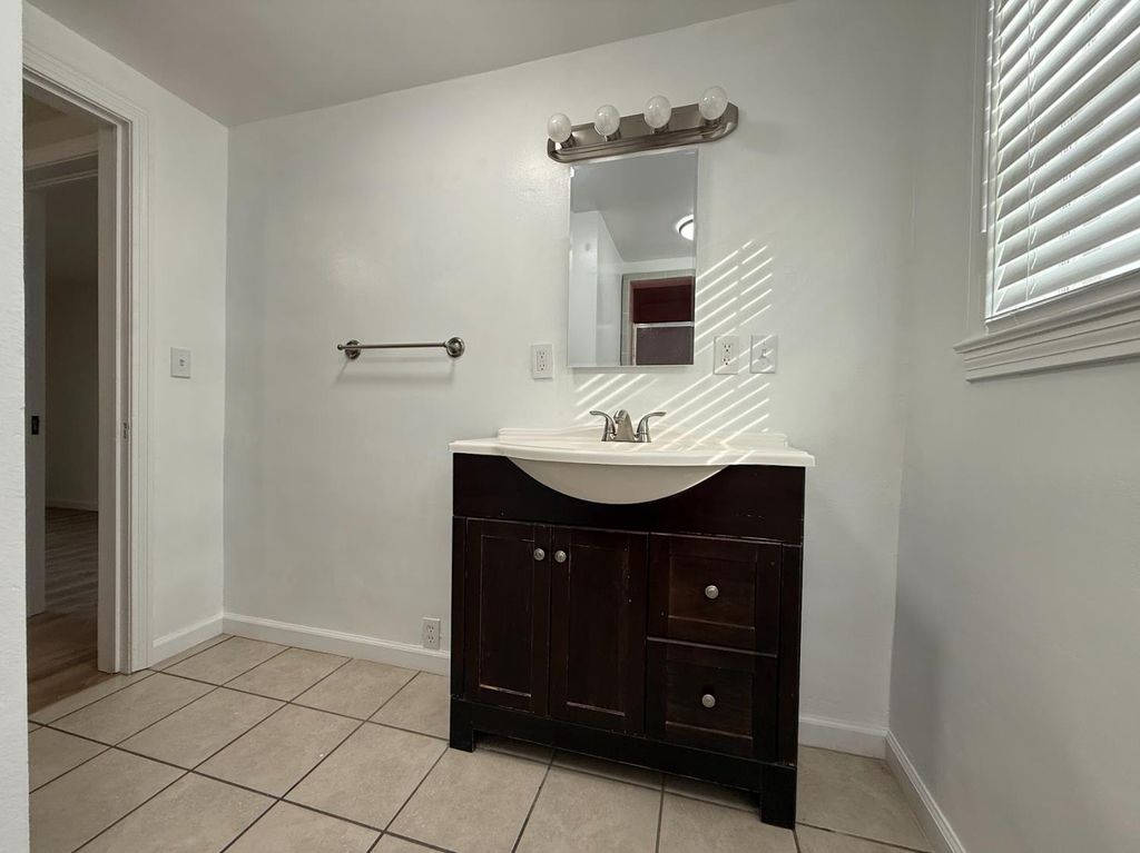 Image 25 of property listing at 10608 S Zediker, Parlier, CA 93648