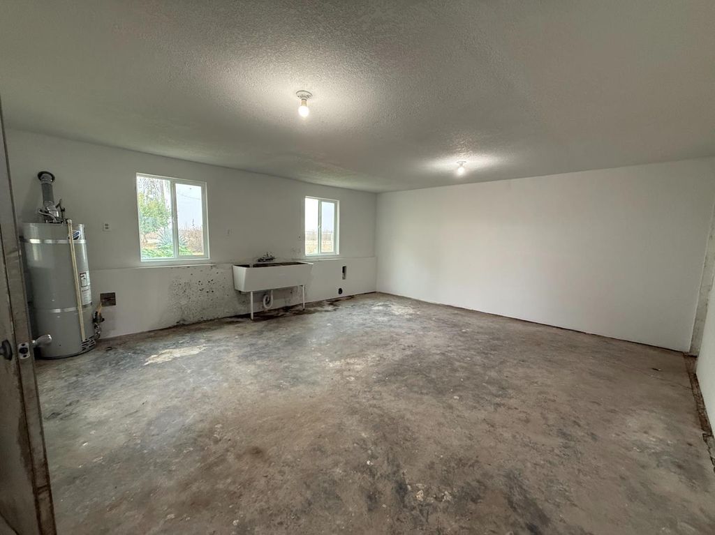 Image 29 of property listing at 10608 S Zediker, Parlier, CA 93648