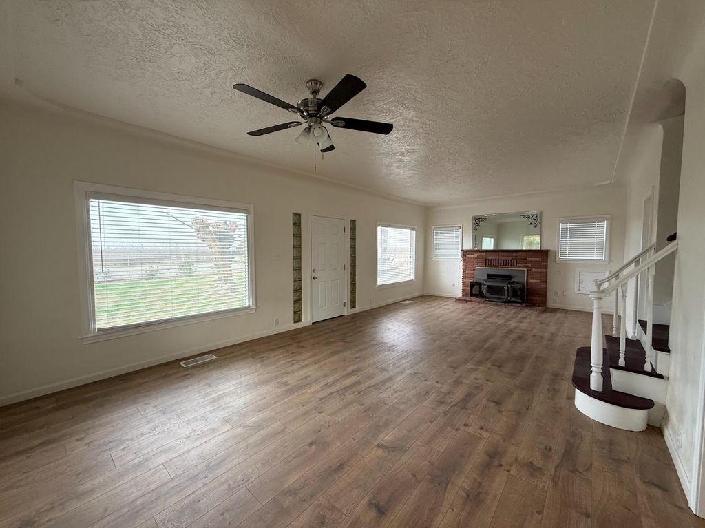 Image 5 of property listing at 10608 S Zediker, Parlier, CA 93648