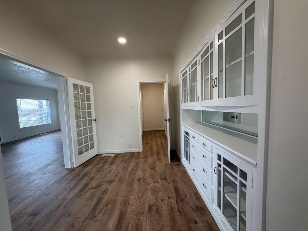 Image 6 of property listing at 10608 S Zediker, Parlier, CA 93648