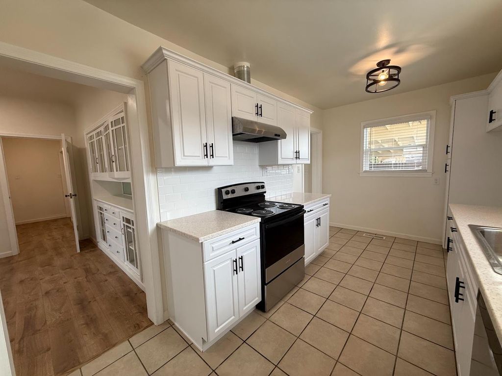 Image 7 of property listing at 10608 S Zediker, Parlier, CA 93648