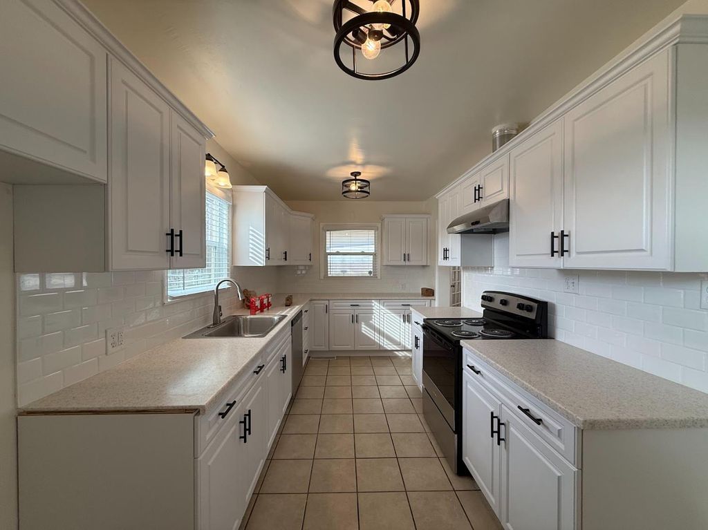 Image 8 of property listing at 10608 S Zediker, Parlier, CA 93648