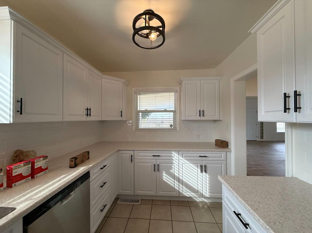 Image 9 of property listing at 10608 S Zediker, Parlier, CA 93648