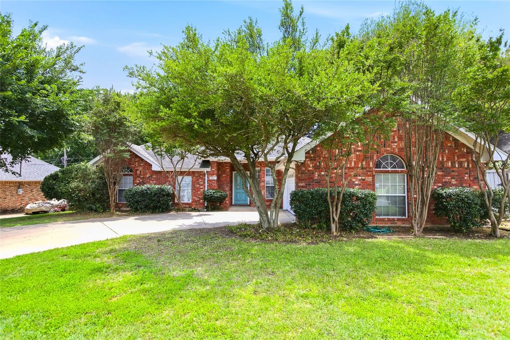 3812 Gentle Springs Drive, Arlington, TX 76001