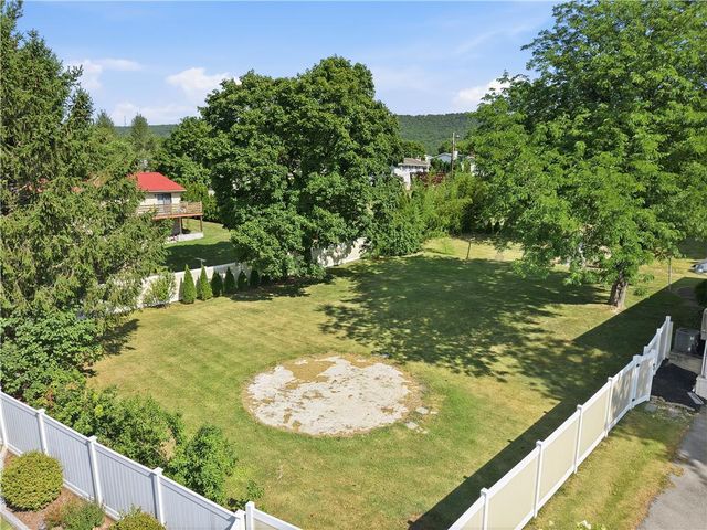 1121 Oakhurst Drive, Slatington Boro, PA 18080
