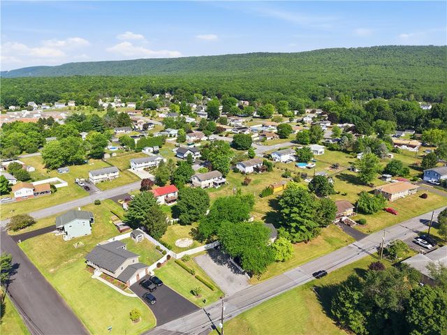 1121 Oakhurst Drive, Slatington Boro, PA 18080