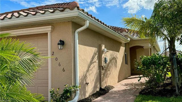 2066 Tamarron LN, Naples, FL 34120