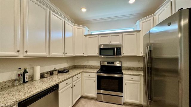 2066 Tamarron LN, Naples, FL 34120