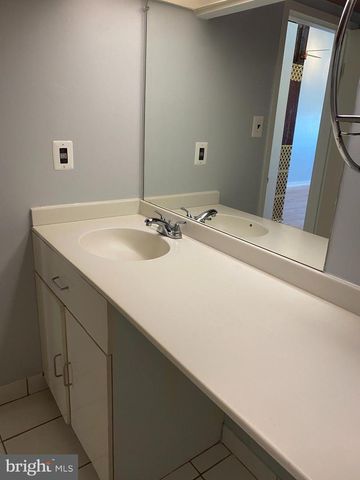 1010 Race St Apt 8H, Philadelphia, PA 19107