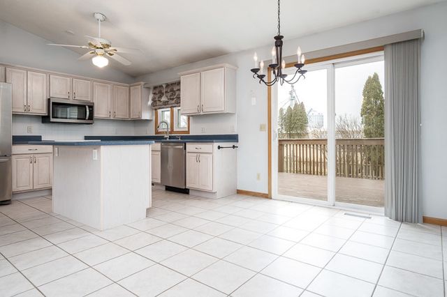 212 ROYAL Avenue, Belvidere, IL 61008